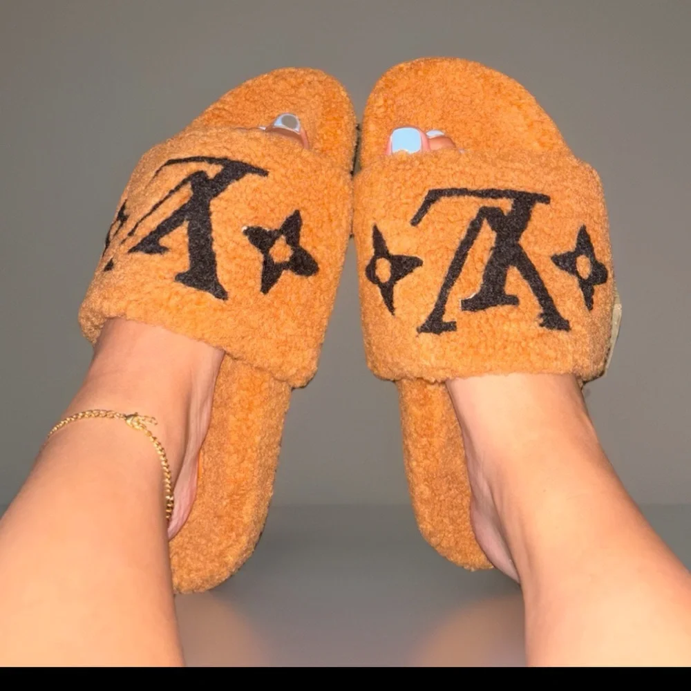 Luxury Tan slides size 8 used once no longer wanted QR code attached - Picture 3 of 5